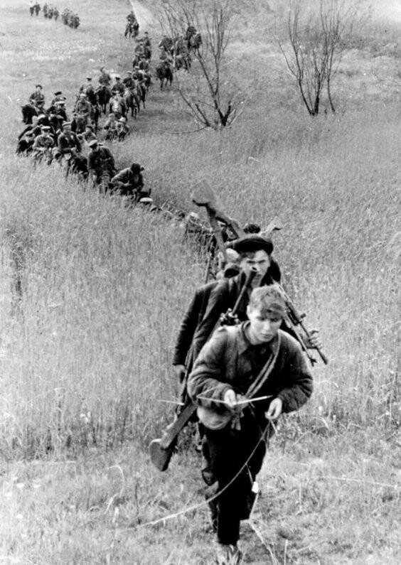 Отряд 3-й Ленинградской партизанской бригады на марше. 1943 год