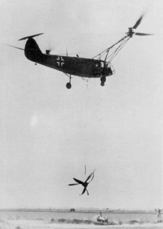 Вертолет Fa 223 V14 (DM+SR) осуществляет эвакуацию винтов и мотора BMW 801 ML-Sternmotors потерпевшего аварию Do 217 в мае 1944 г.