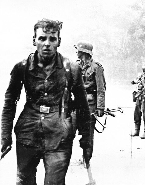 Немецкие солдаты после боя на улицах Новороссийска. 1943 г.