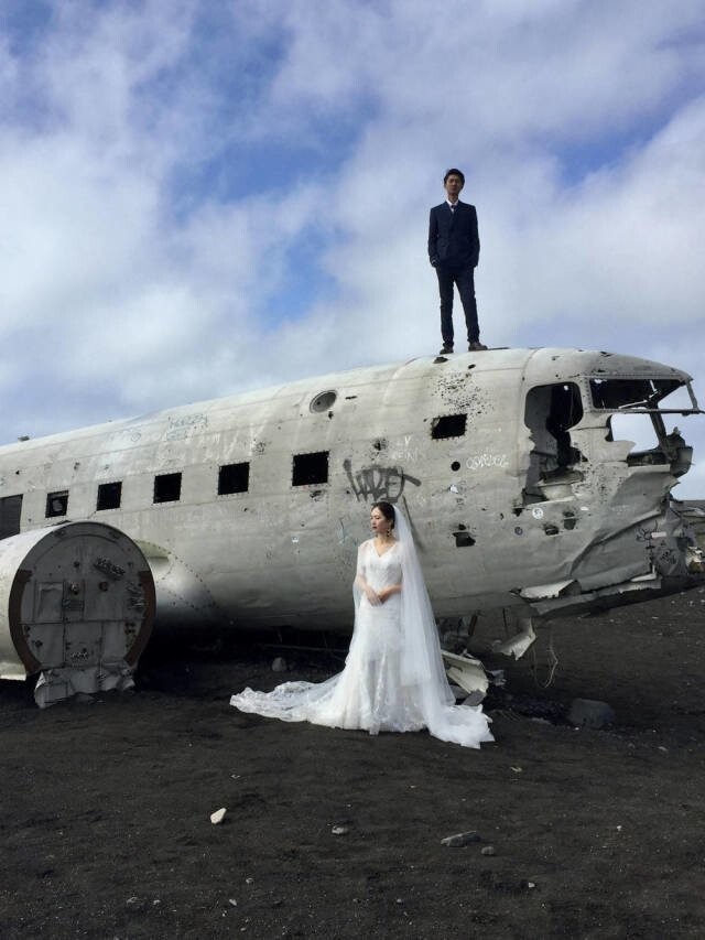 На фоне разрушенного самолета