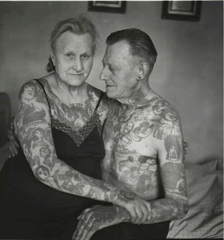Со слов самих пожилых людей в татуировок в старости есть несколько недостатков