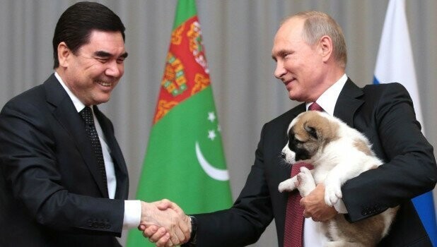 В туркменских госучреждениях срочно меняют портреты президента