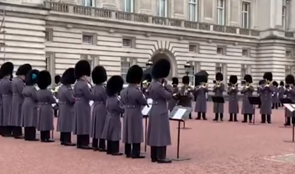 Королевская гвардия исполнила «Богемскую рапсодию»