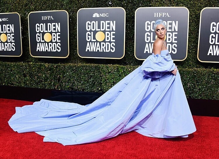 Платье или штора? Похоже, Леди Гага еще сама не решила!