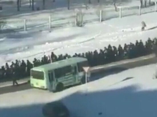 В сети появилось видео массового шествия за гробом криминального авторитета