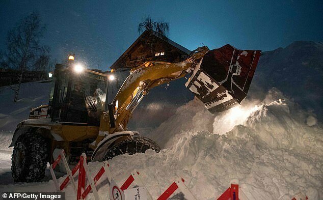 Разгребание завалов снега в районе горного массива Арльберг, Австрия