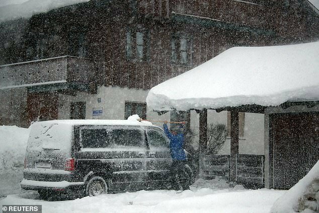 Европу завалили снегопады: в Австрии прогнозируют больше трех метров снега