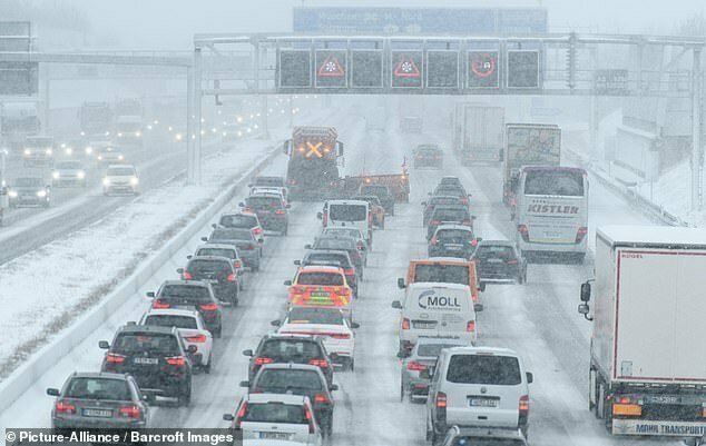 Автомобильные пробки из-за снегопадов в Баварии, Германия