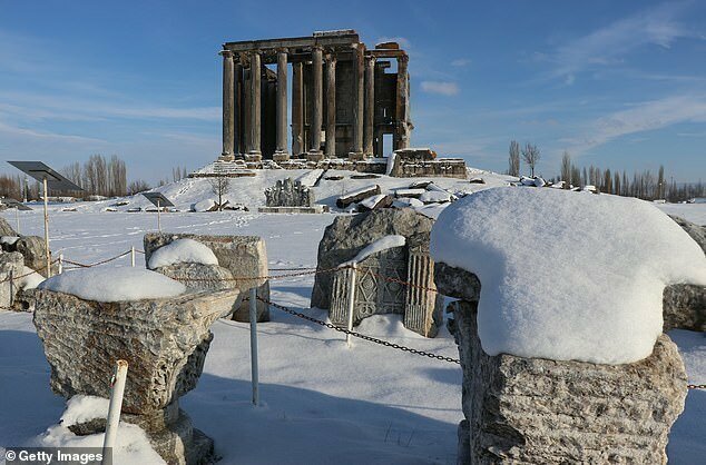 Покрытые снегом развалины древнего города Эзаной, Турция