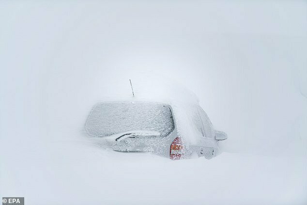 Автомобиль, застрявший в снегу на парковке в коммуне Санкт-Антон-ам-Арльберг, Австрия