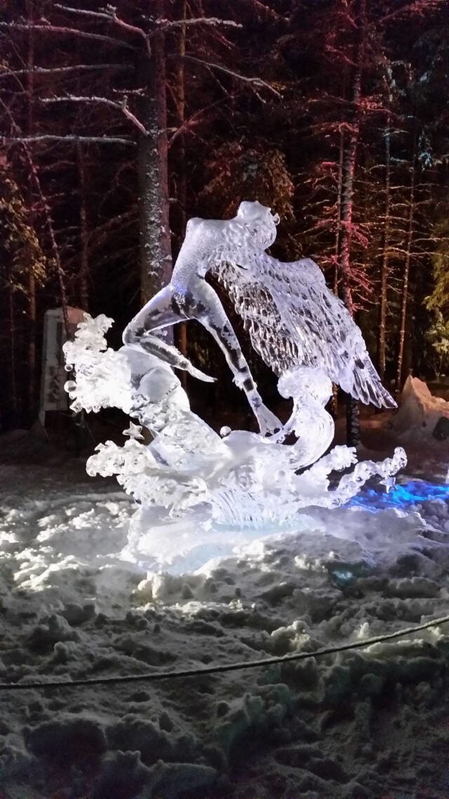 Причудливая скульптура изо льда