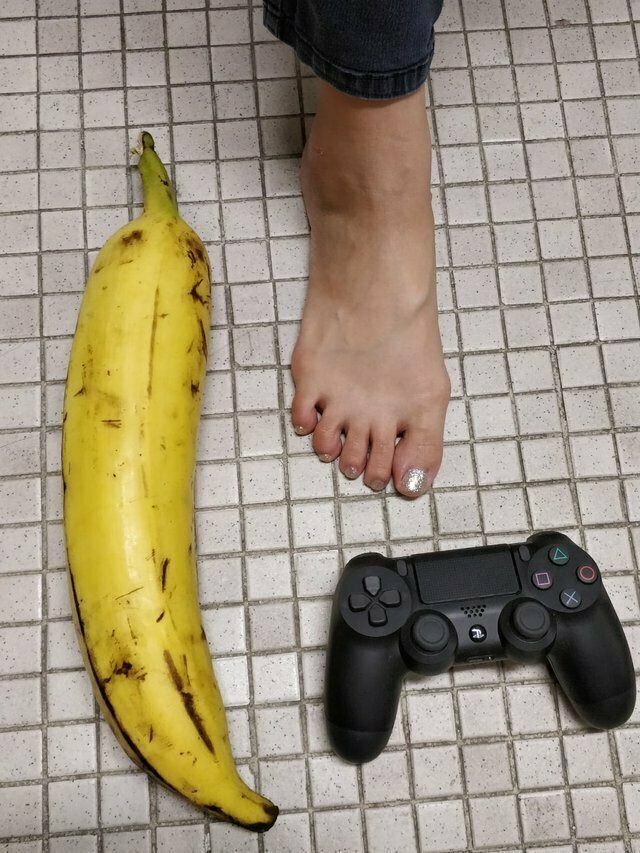 16. «Огромный банан рядом с геймпадом и моей ногой»