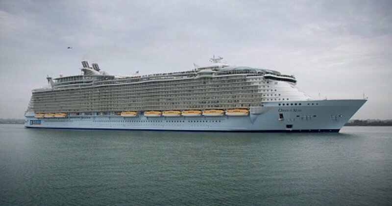 Двести семьдесят семь пассажиров и членов экипажа круизного судна Oasis of the Seas заразились кишечной инфекцией