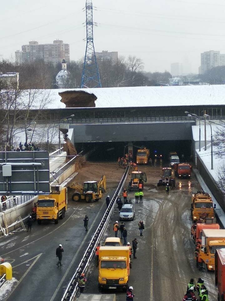 "Вода была цвета какао": очевидцы поделились фото и видео потопа в Тушинском тоннеле