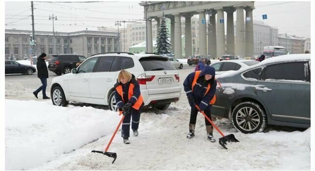 В помощь снегоуборочной технике на улицы Петербурга вышли специализированные УАЗы
