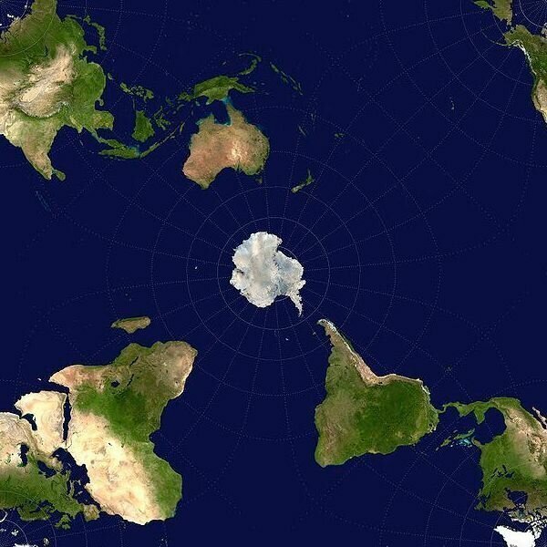Карта мира — вид снизу. В центре находится Антарктида