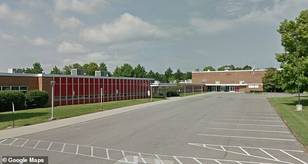 Администрация школы Creekside Middle School заявила, что Абрахам больше никогда у них преподавать не будет