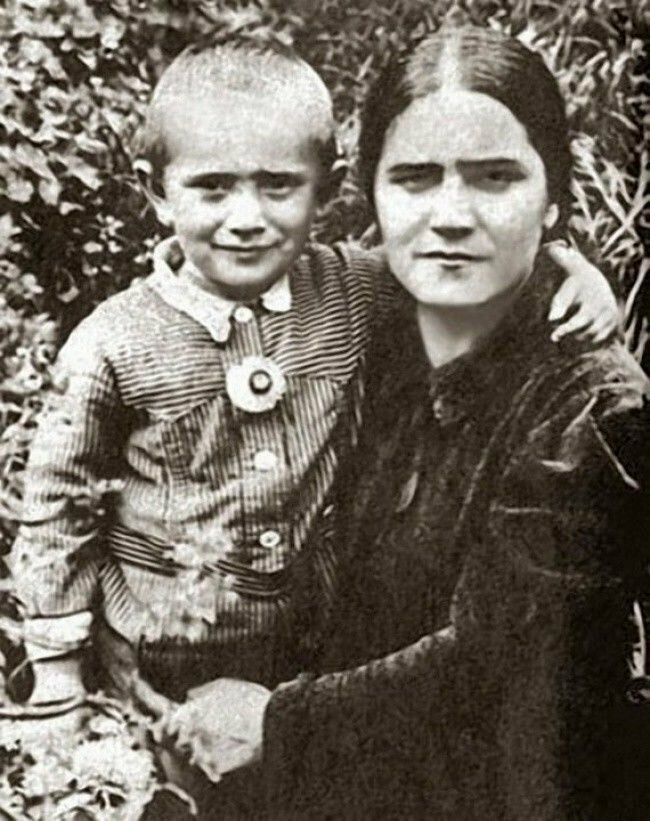 Совсем еще маленький Армен Джигарханян с мамой 