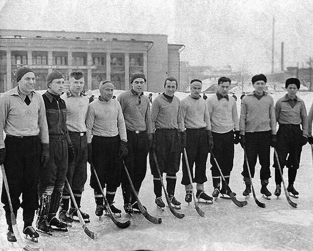 И хоккей… Борис Харламов пятый слева