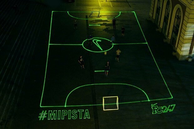 Лазерное футбольное поле от Nike
