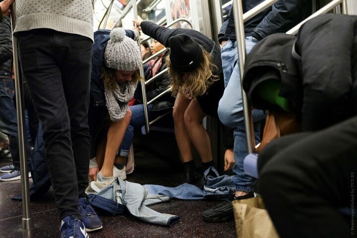 В метро без штанов-2019 - акция, в которой некоторым участникам явно не мешало бы одеться