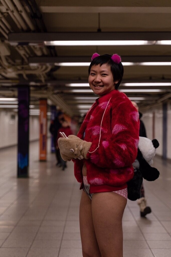 В метро без штанов-2019 - акция, в которой некоторым участникам явно не мешало бы одеться
