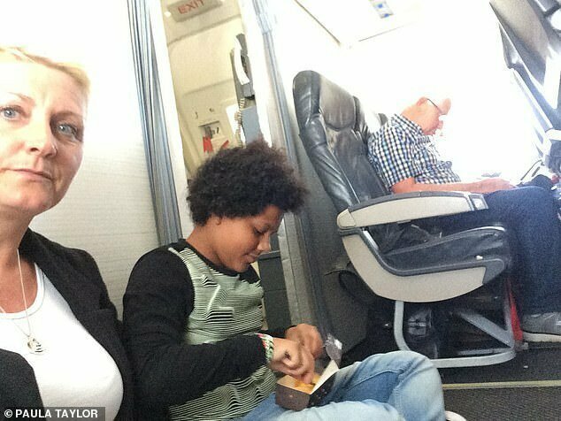 Пола Тейлор и ее дочь Брук были вынуждены сидеть на полу в течение всего двухчасового полета