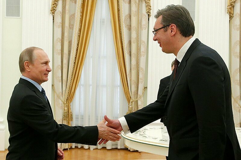 Путин сыграл на пианино президенту Сербии, а тот незаконно протащил к нему икону
