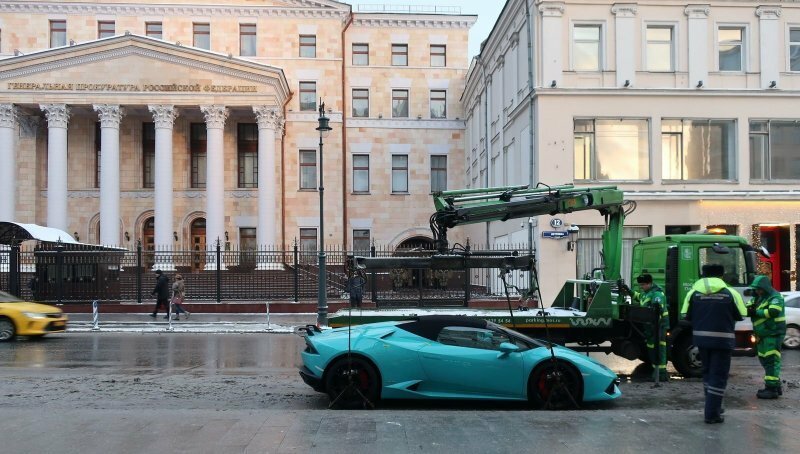 Хороший улов: в Москве эвакуировали спорткар Lamborghini