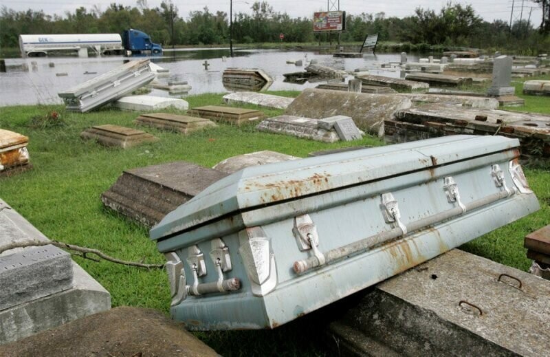 Поврежденное наводнением кладбище, штат Каролина, США