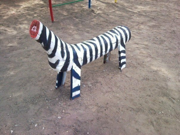 Зебра на детской площадке где-то в России.. или урок анатомии?