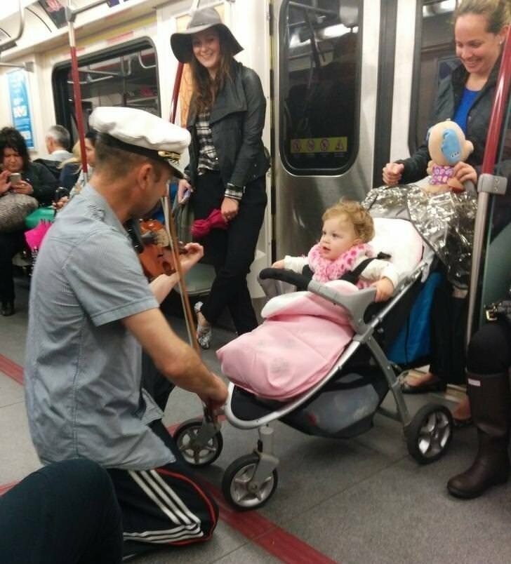  Мужчина играл в вагоне метро, чтобы ребенок не плакал 