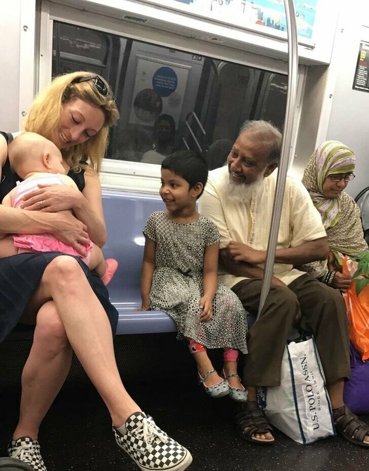 В День независимости в нью-йоркском метро можно наблюдать такие трогательные моменты 