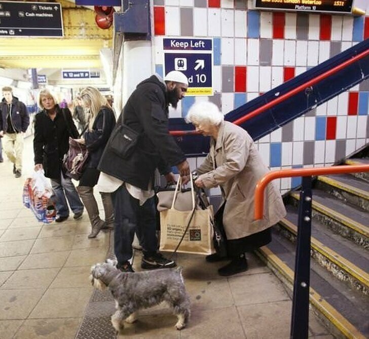Парень решил пропустить свой поезд, потому что помогал женщине с сумками 