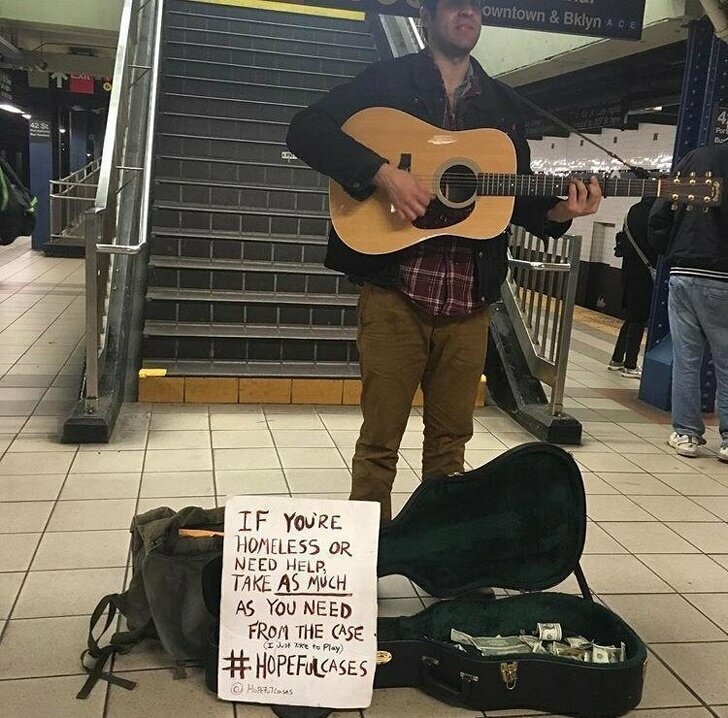Актер и музыкант Уильям Бояджян в свободное время играет на гитаре в метро, чтобы помочь бедным