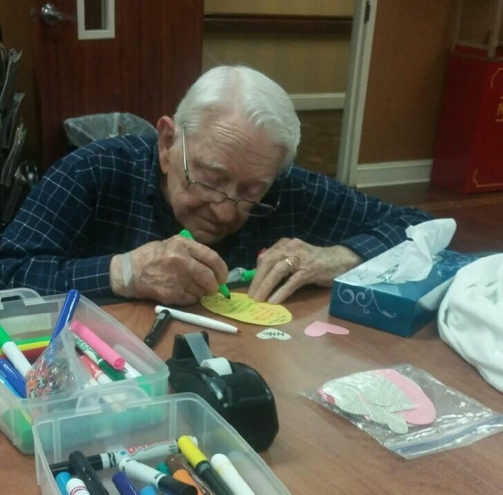 «Мой 92-летний дедушка рисует поздравительную открытку для моей 93-летней бабушки» 