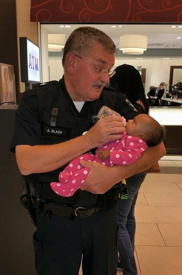 Офицер кормил эту малышку, пока скорая помощь укладывала ее маму на носилки