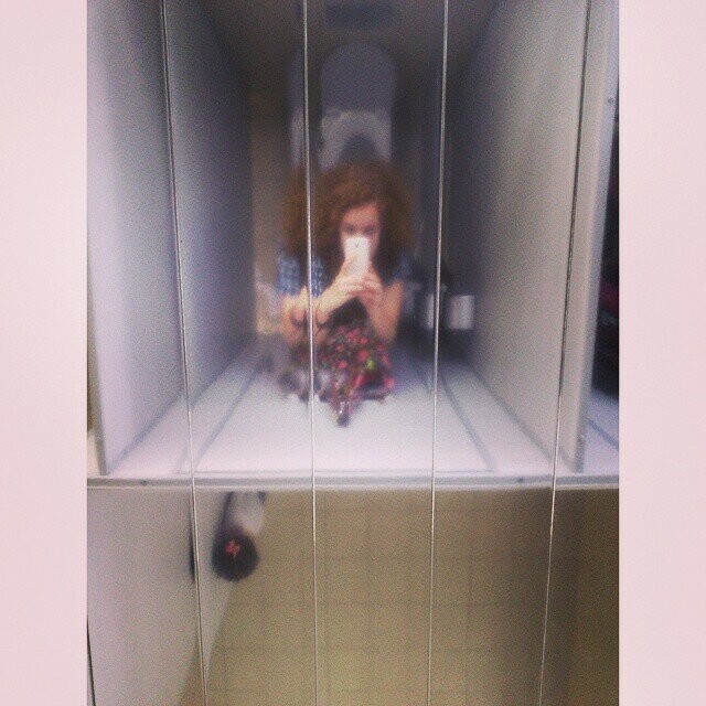 Ничего необычного, просто зеркальные потолки в общественном туалете