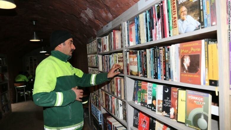 Одни выбрасывают, другие собирают: турецкие мусорщики собрали библиотеку из «спасенных» книг