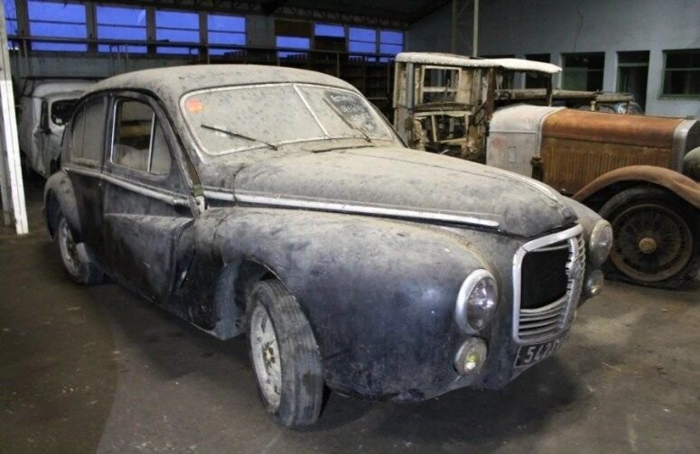 Во Франции нашли коллекцию из 80 заброшенных ретро-автомобилей