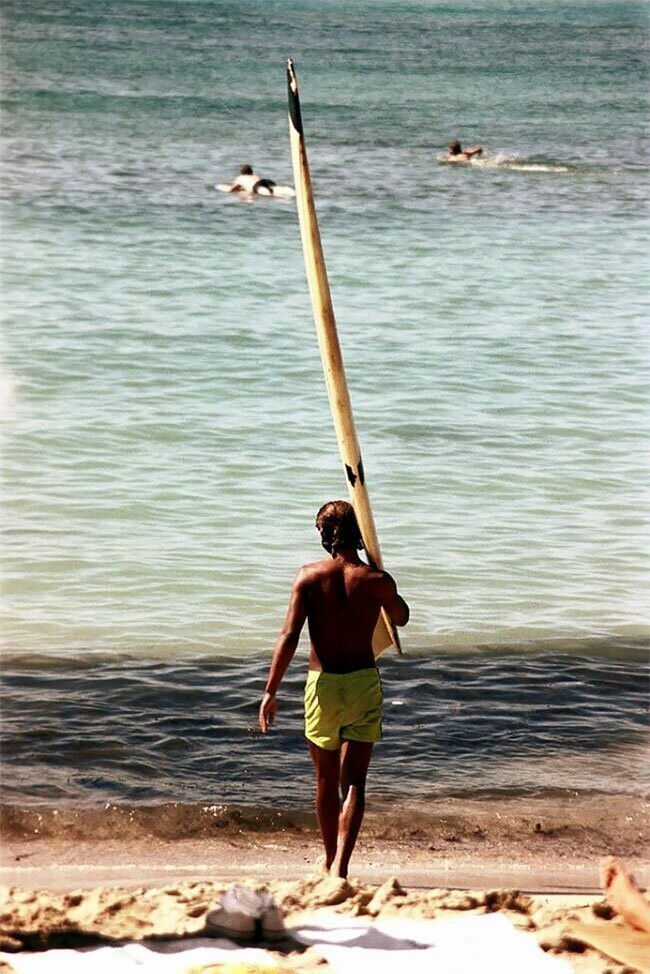 Фотографии с пляжа Оаху, Гавайи, что навевают ностальгию о 70-х годах и грусть о прошедшем лете