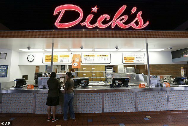 Миллиардера заметили у окошка закусочной сети Dick's Drive-In в городе Сиэтл (США)