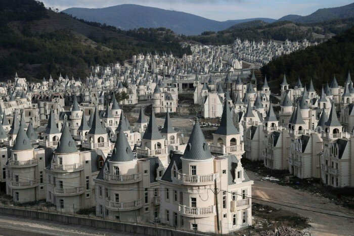 В Турции стоит недостроенным коттеджный городок стоимостью 200 млн долларов, домики в котором напоминают диснеевские замки