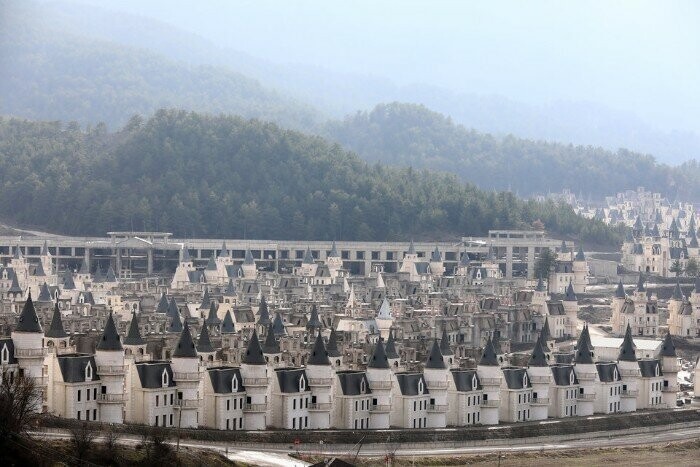 В Турции стоит недостроенным коттеджный городок стоимостью 200 млн долларов, домики в котором напоминают диснеевские замки