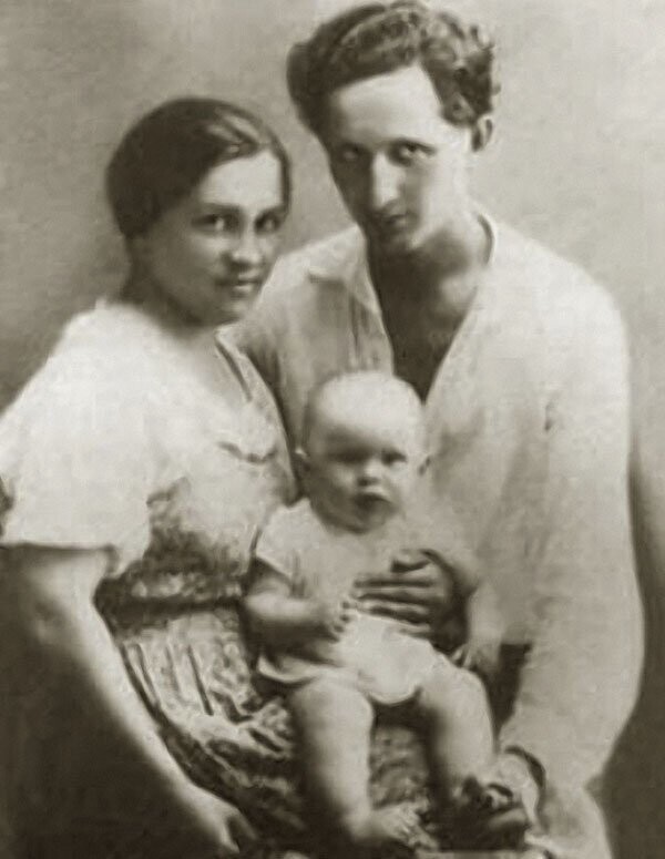 Юлиан Семёнов с мамой - Галиной Николаевной Ноздриной и отцом - Семеном Александровичем Ляндресом. Май 1932 года