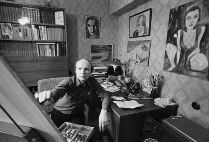 Андрей Мягков дома во время занятия живописью. 1977 год Фото Владимира Вяткина
