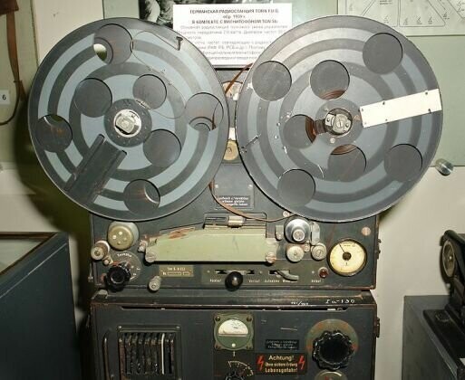 Германский магнитофон периода 2-й мировой войны, использовавшийся с радиостанцией