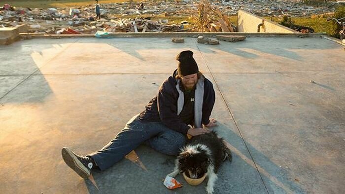 Мужчина отыскал своего "друга" после урагана