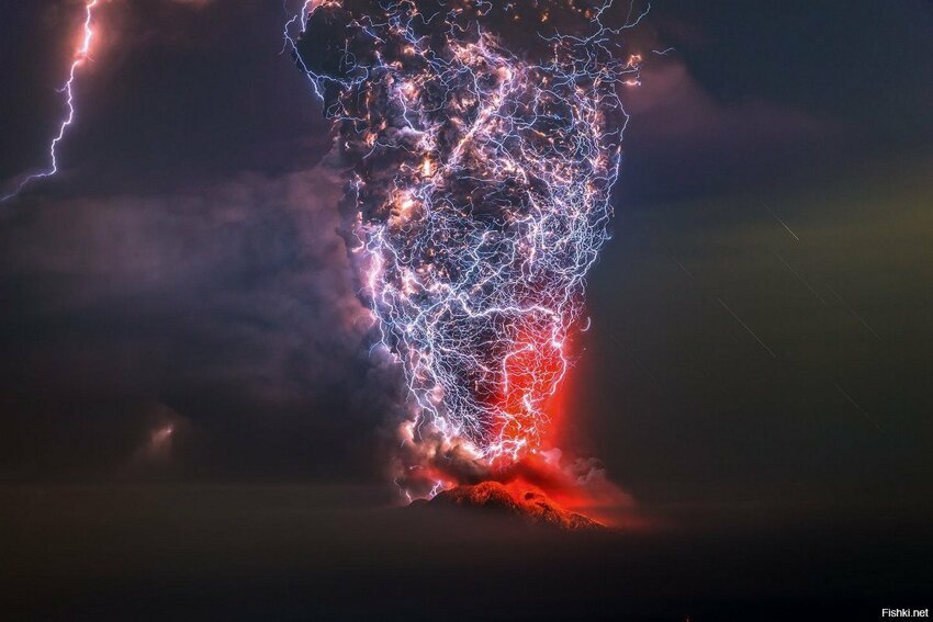 Фотография сделана во время бурного ночного извержения вулкана Кальбуко в обл...