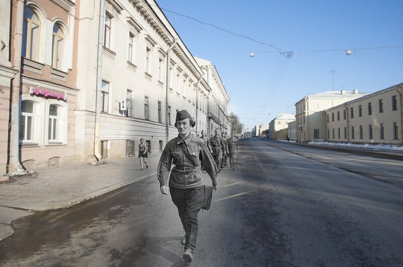 Ленинград 1941-Санкт-Петербург 2018. Лейтенант 3й ДНО М.В. Лысенко во главе своего взвода. 